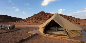 "مخيم الطويل" يستثمر الطاقة المتجددة ويستكشف النقوش التاريخية داخل محمية الملك سلمان