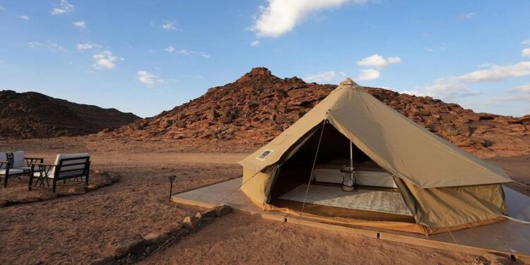 "مخيم الطويل" يستثمر الطاقة المتجددة ويستكشف النقوش التاريخية داخل محمية الملك سلمان