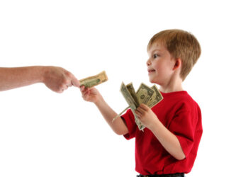 أخصائية نفسية: ‏لا يمكن أن نمنع المقابل المادي عن الطفل.. ويجب أن نعرف متى نقدمه له