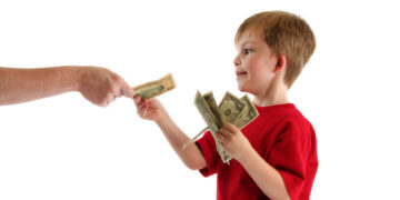 أخصائية نفسية: ‏لا يمكن أن نمنع المقابل المادي عن الطفل.. ويجب أن نعرف متى نقدمه له