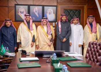 أمير الشرقية يتابع سير مشروع “توثيق تاريخ كرة القدم السعودية”