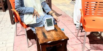 مستشفى الملك عبد العزيز يُنظم مبادرة توعوية عن ضغط الدم في حديقة الأمير ماجد