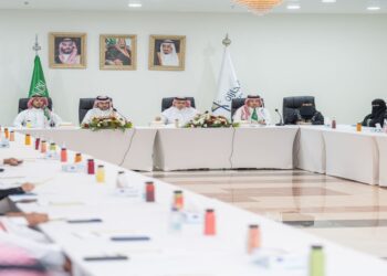 محافظ "منشآت" يلتقي مسؤولي غرفة جازان ورواد الأعمال في المنطقة