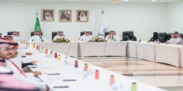 محافظ "منشآت" يلتقي مسؤولي غرفة جازان ورواد الأعمال في المنطقة