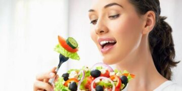 أخصائية: ‏تناول الخضروات مهم جدا.. والأكل البطيء للوجبات يساعد على تفادي زيادة الوزن