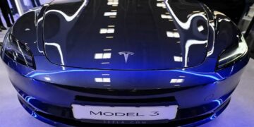 “تسلا” ترفع أسعار سياراتها في كندا اعتبارًا من فبراير