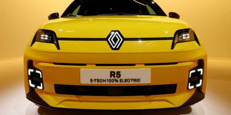 ارتفاع مبيعات سيارت رينو الفرنسية في عام 2024
