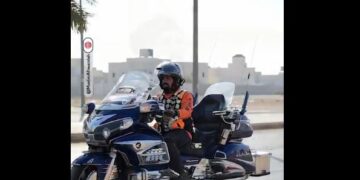 زار العالم بدراجته النارية.. من هو رحال نجران؟