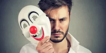 الاكتئاب المبتسم: قناع السعادة يخفي معاناة نفسية عميقة