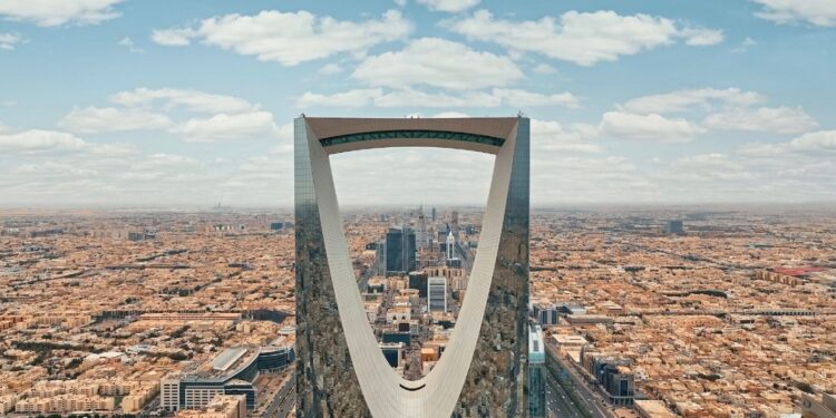 مستشار اقتصادي: نمو كبير في القطاع الغير النفطي في المملكة ليتجاوز الـ 50% من الناتج المحلي