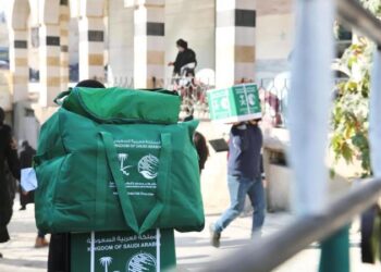 مركز الملك سلمان للإغاثة يوزّع مواد إغاثية في مدينة حرستا بمحافظة ريف دمشق