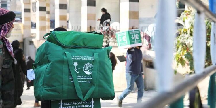 مركز الملك سلمان للإغاثة يوزّع مواد إغاثية في مدينة حرستا بمحافظة ريف دمشق