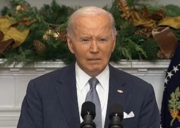 بايدن يعلن حظر التكنولوجيا الصينية والروسية في قطاع السيارات