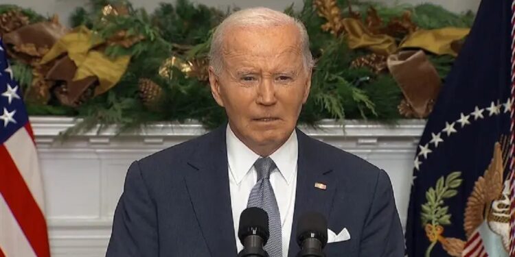 بايدن يعلن حظر التكنولوجيا الصينية والروسية في قطاع السيارات