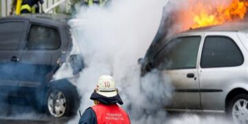 5 خطوات للتعامل مع حرائق السيارات بسلامة وأمان
