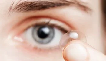 خطوات آمنة لاستخدام العدسات اللاصقة وحماية العينين.. تعرف عليها