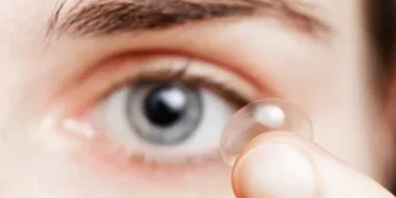 خطوات آمنة لاستخدام العدسات اللاصقة وحماية العينين.. تعرف عليها