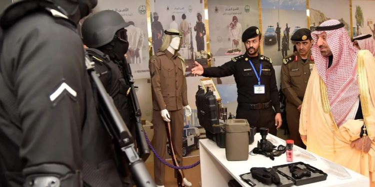 أمير نجران يطَّلع على التقنيات والتجهيزات الحديثة بمقر الدوريات الأمنية