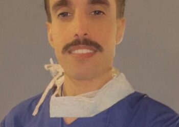 ممرض سعودي ينقذ حياة مسن على متن طائرة