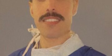 ممرض سعودي ينقذ حياة مسن على متن طائرة