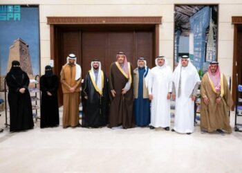 الأمير حسام بن سعود يطّلع على معرض إصدارات نادي الباحة الأدبي