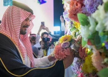 أمير المدينة المنورة يرعى فعاليات “مهرجان الزهور والحدائق” بينبع الصناعية
