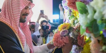 أمير المدينة المنورة يرعى فعاليات “مهرجان الزهور والحدائق” بينبع الصناعية
