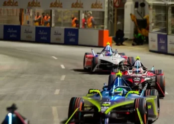 السعودي فيصل العلي يكشف عن رحلته “المثيرة” في عالم سباقات السيارات