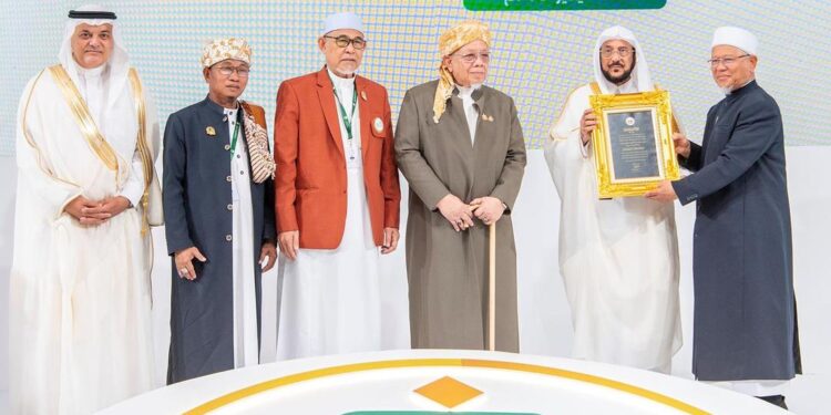 جامعة فطاني في تايلند تُكرم وزير الشؤون الإسلامية بدرع “الشخصية الإسلامية المؤثرة عالميًا”