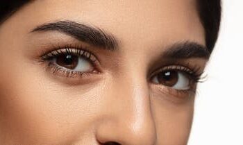 4 زيوت نباتية هي الأفضل لتعزيز نمو الرموش