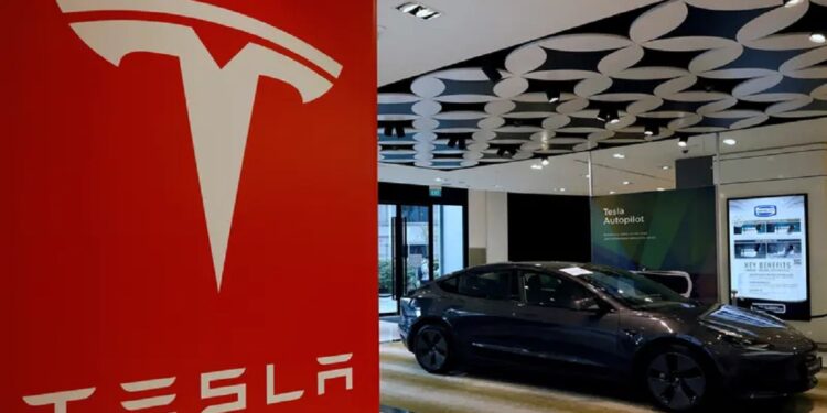 تسلا تخفض أسعار سايبرتراك: هل يعكس ذلك تراجع الطلب؟