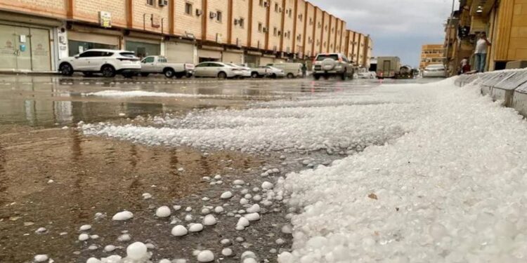 عودة البرد والأمطار.. أجواء شتوية متقلبة تشبه أوروبا تبدأ الأحد