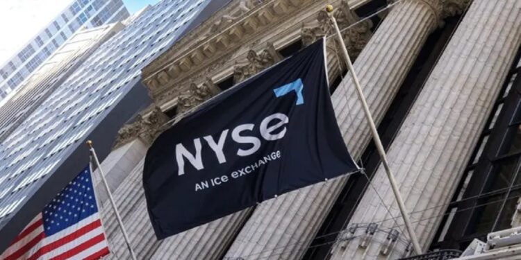 الأسهم الأميركية تحقق مكاسب وسط دعوات لخفض الفائدة