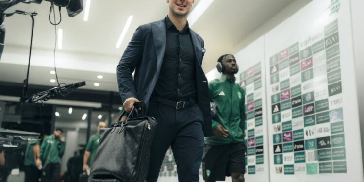 ماتياس يايسله باقٍ مع “أهلي جدة” و إجتماع يرفع معنوياته