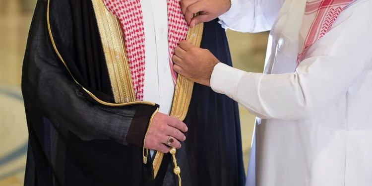 البشت.. زي تقليدي يعكس الهوية الثقافية والتراث العريق للمملكة