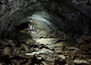 السعودية تُحول كهوفها الطبيعية إلى وجهات سياحية عالمية