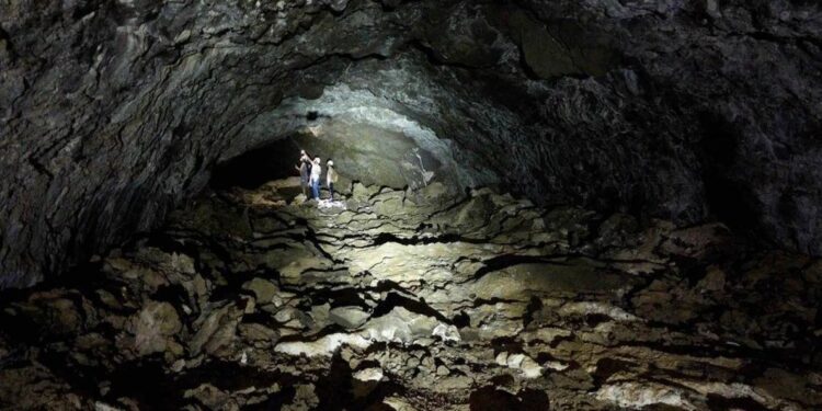 السعودية تُحول كهوفها الطبيعية إلى وجهات سياحية عالمية