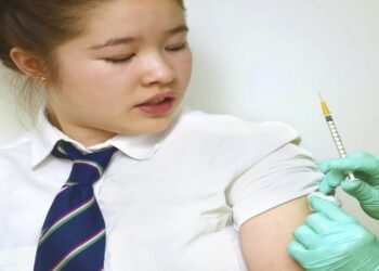 “اللقاحات والفحص المبكر يقللان من خطر الإصابة بسرطان عنق الرحم”