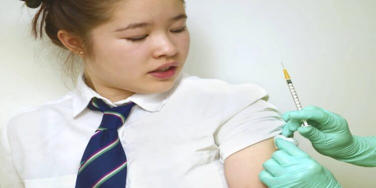 “اللقاحات والفحص المبكر يقللان من خطر الإصابة بسرطان عنق الرحم”