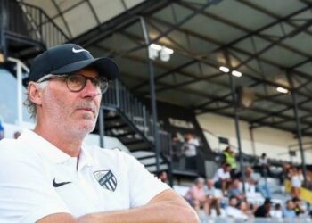 “بلان مدرب الاتحاد في حداد على وفاة والدته إيفون”