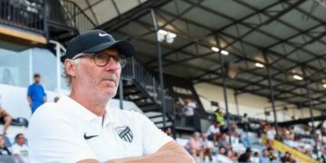 “بلان مدرب الاتحاد في حداد على وفاة والدته إيفون”