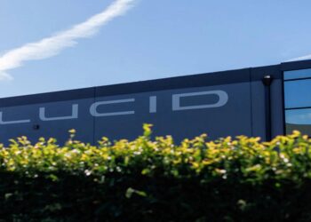 «لوسيد» تتفوق على تقديرات تسليم السيارات الكهربائية… وسهمها يرتفع