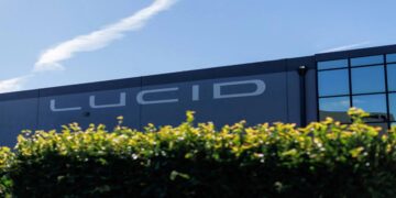 «لوسيد» تتفوق على تقديرات تسليم السيارات الكهربائية… وسهمها يرتفع