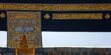 لأول مرة: عرض كامل لكسوة الكعبة خارج مكة المكرمة