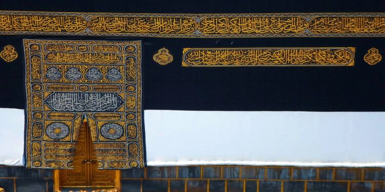 لأول مرة: عرض كامل لكسوة الكعبة خارج مكة المكرمة