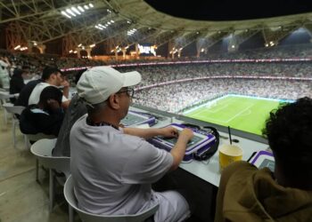 لوحة تفاعلية تمكن “المكفوفين” من حضور مباريات كرة القدم في السعودية