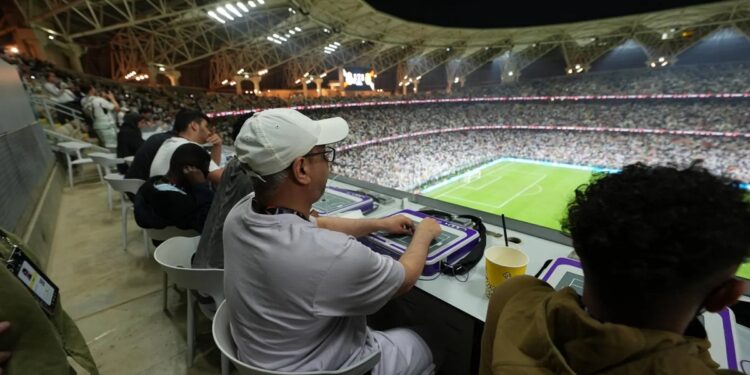 لوحة تفاعلية تمكن “المكفوفين” من حضور مباريات كرة القدم في السعودية