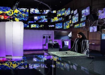 فرص وتحديات الذكاء الاصطناعي في الصحافة الحديثة عبر معرض فني