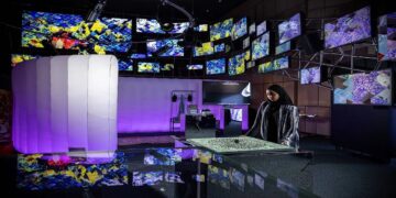 فرص وتحديات الذكاء الاصطناعي في الصحافة الحديثة عبر معرض فني