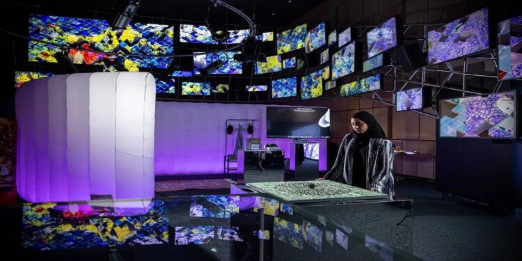 فرص وتحديات الذكاء الاصطناعي في الصحافة الحديثة عبر معرض فني